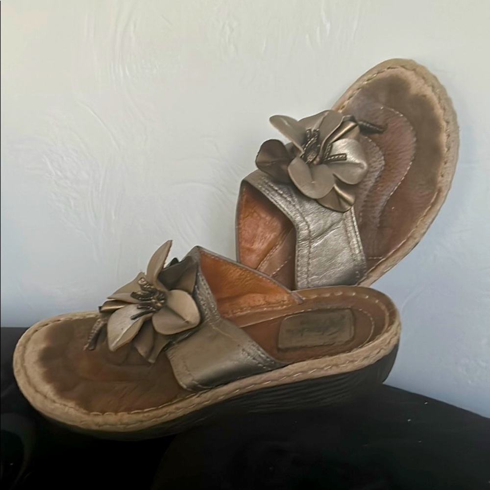 Pretty Clark brand flower sandals!